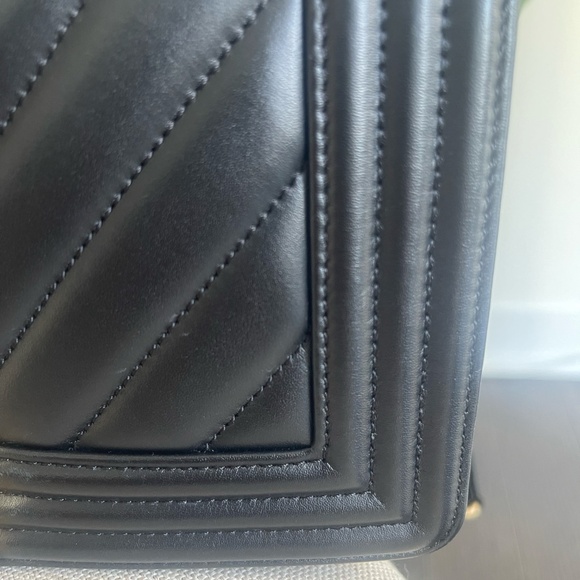 Chanel Old Medium Chevron Boy Bag with Aged GHW - Picture 4 of 11